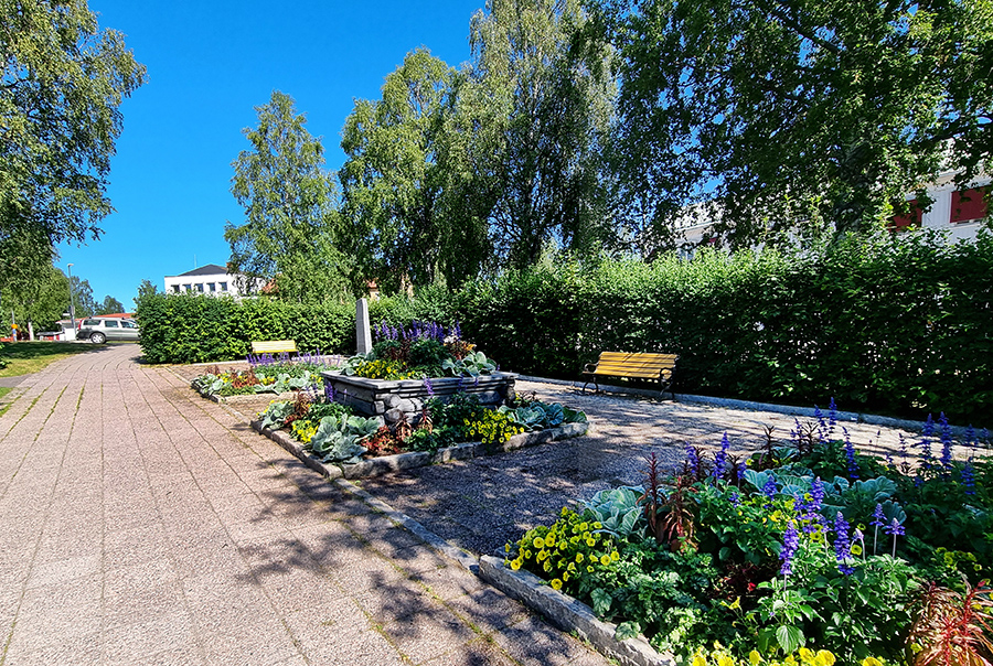 Planteringar av sommarplommor och flera sittplatser