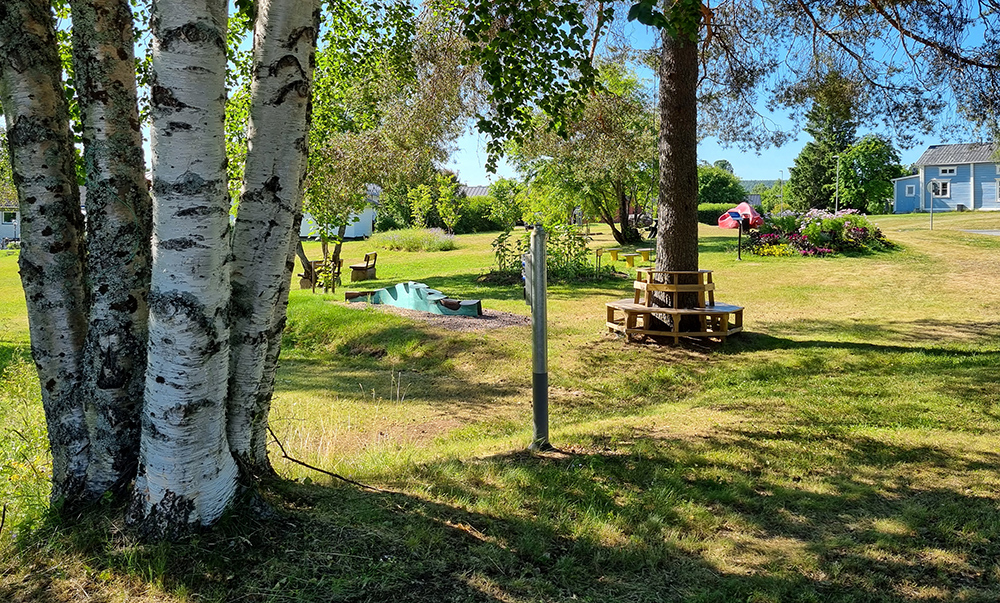 Konstparken har flera sittplatser i närheten av Råneå älvs forsande vatten