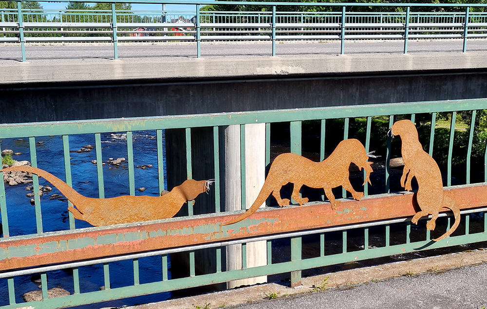 Fina uttrar på broräcket på väg mot Konstparken