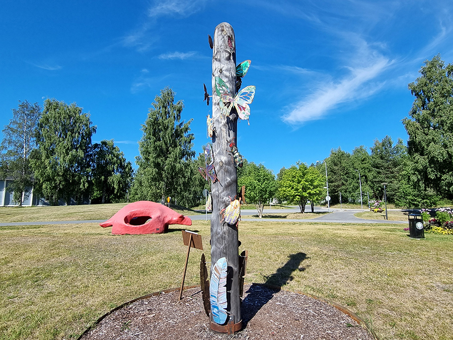 På en trästock finns insekter skapade av Rånefödde konstnären Hans Englund. Även känd för isdjuren i Stadsparken i Luleå centrum. Lekskulpturen i bakgrunden heter Myrsloken.