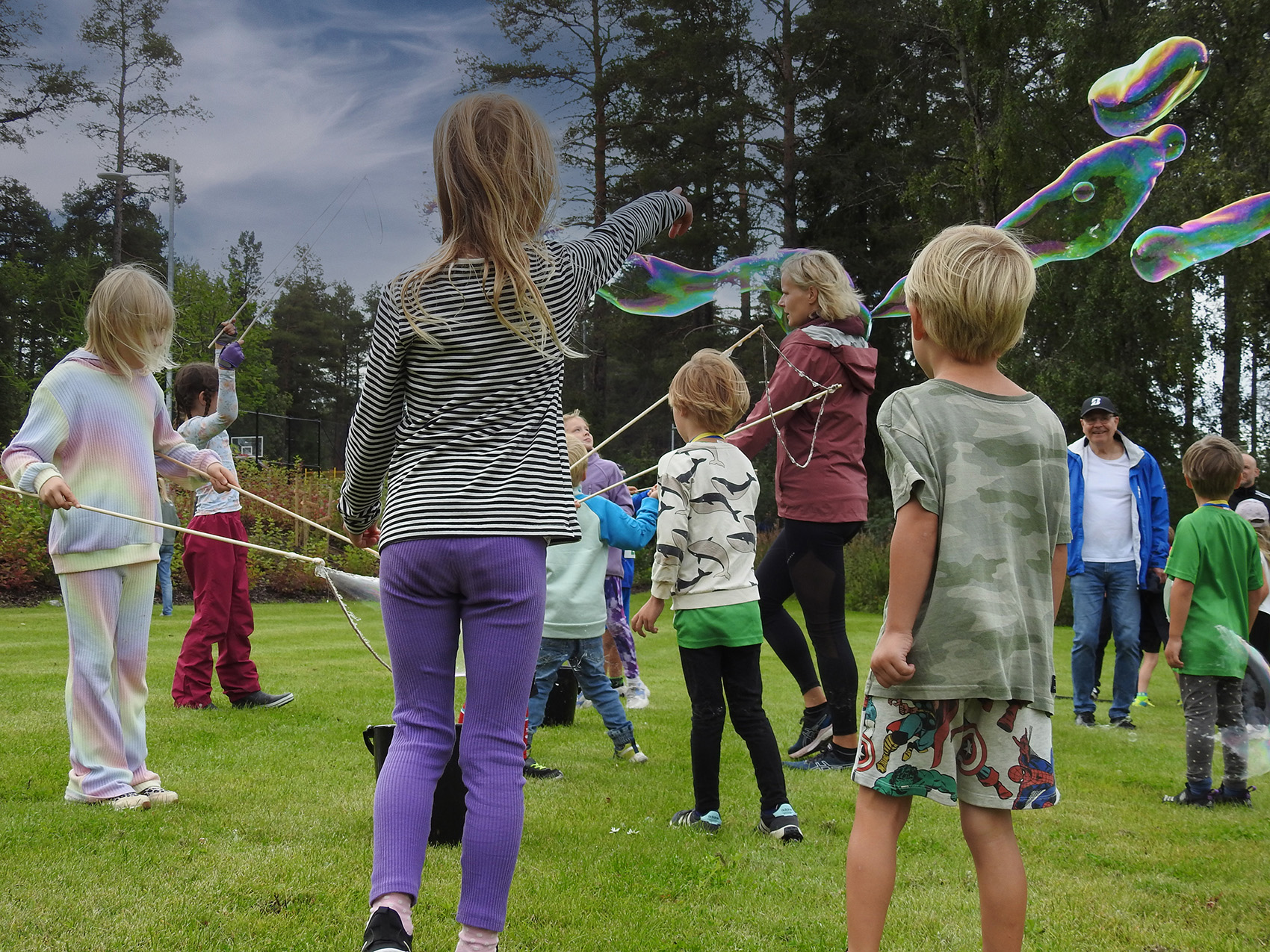 "Bubbles for life" gjorde vackra såpbubblor tillsammans med barnen, såpbubblor som sedan vackert spred sig över Origoparken.