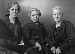 Porträtt av tre äldre kvinnor. 