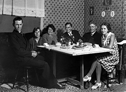 Unga människor sittande vid bord på 1940-talet.
