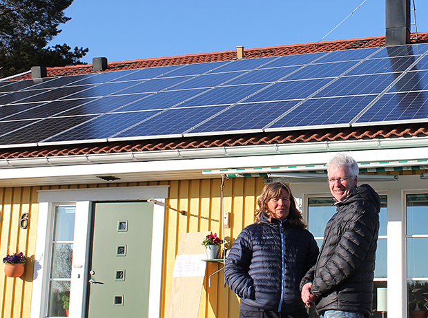 Carina och Mats vid sitt hus i Bensbyn utanför Luleå. De producerar ungefär 10 000 kWh per år med hjälp av solcellerna på sitt tak.