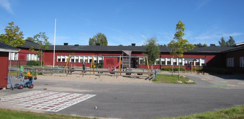 Utomhusbild Borgmästarskolan, en del av skolans gård
