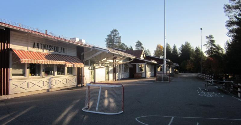 Utomhusbild Antnässkolan, en del av skolans gård