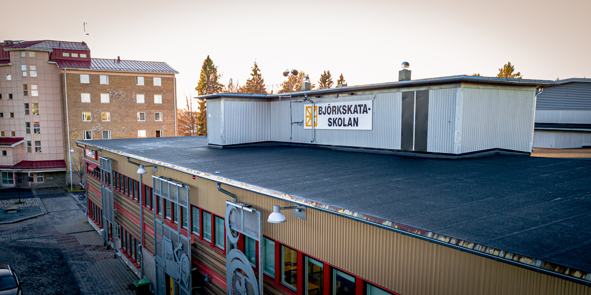 Utomhusbild över del av Björkskataskolan, fotograferad uppifrån.