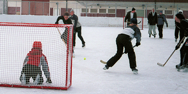 Ungdomar spelar ishockey