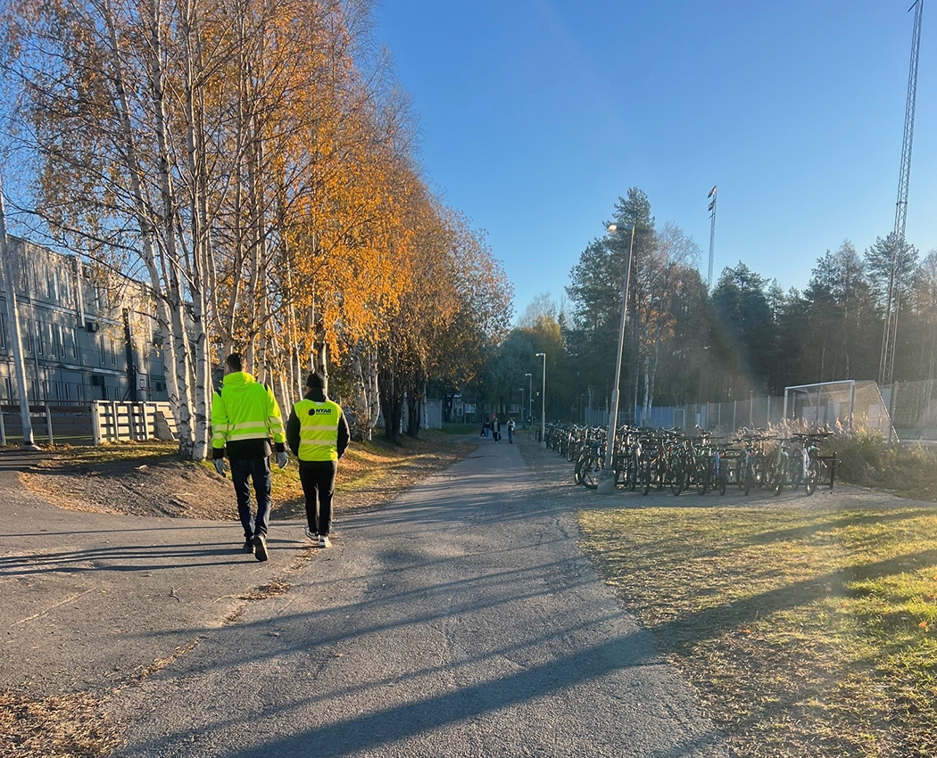 Här, bakom Hertsöskolan, ska vi renovera gång- och cykelvägen.