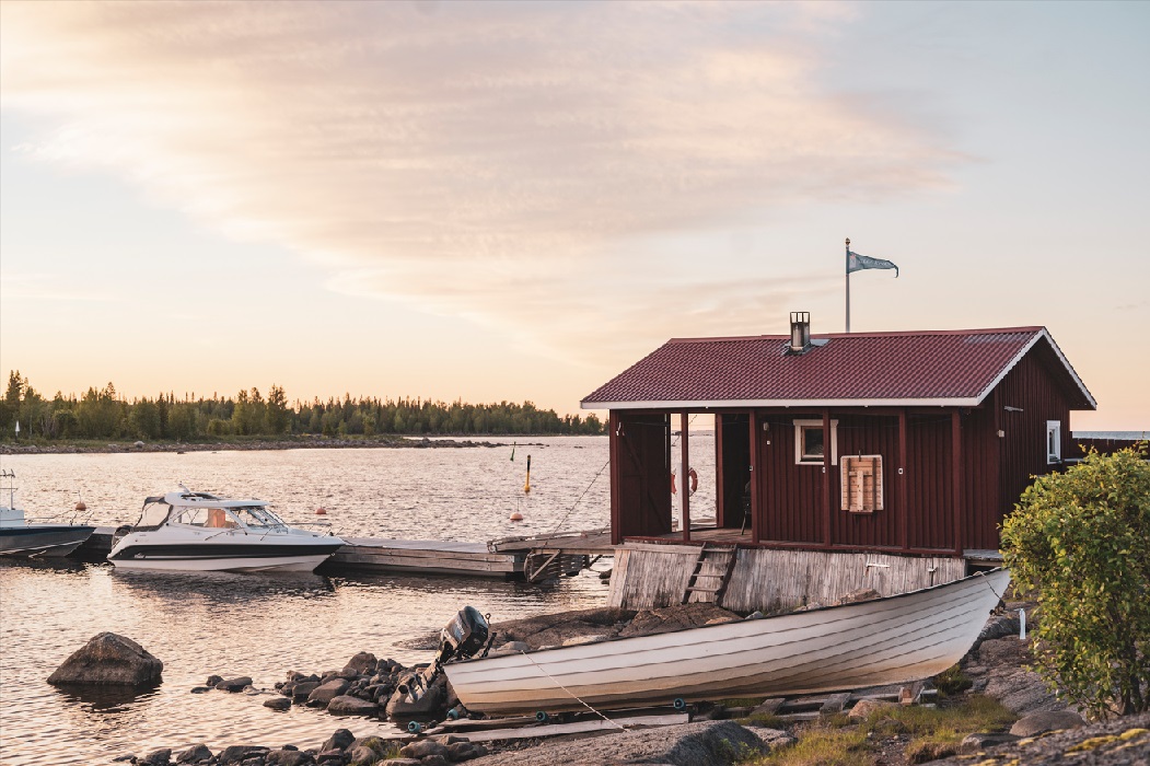 Svallvågor från båt med efterföljande vattenskotrar i Luleå skärgård