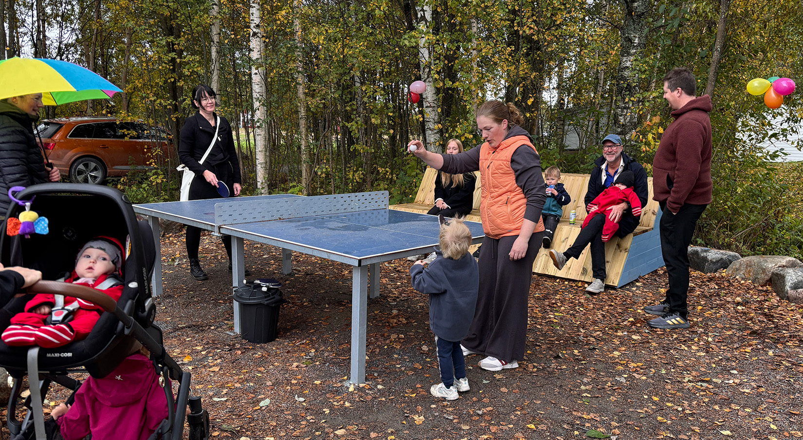 Ett fast pingisbord där man tar med egna racketar. På bilden testar några besökare bordet.