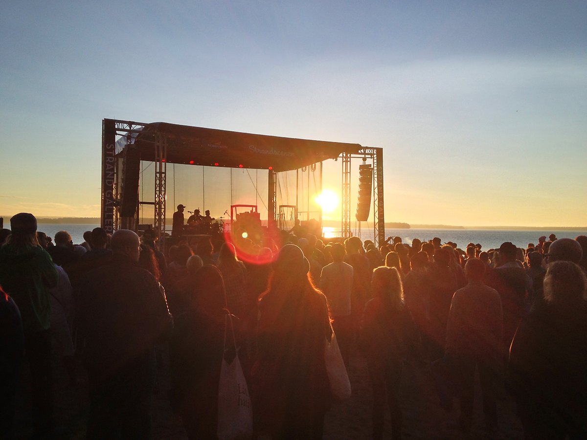 lulea_sommar_konsert_scen_solnedgang_manniskor_publik
