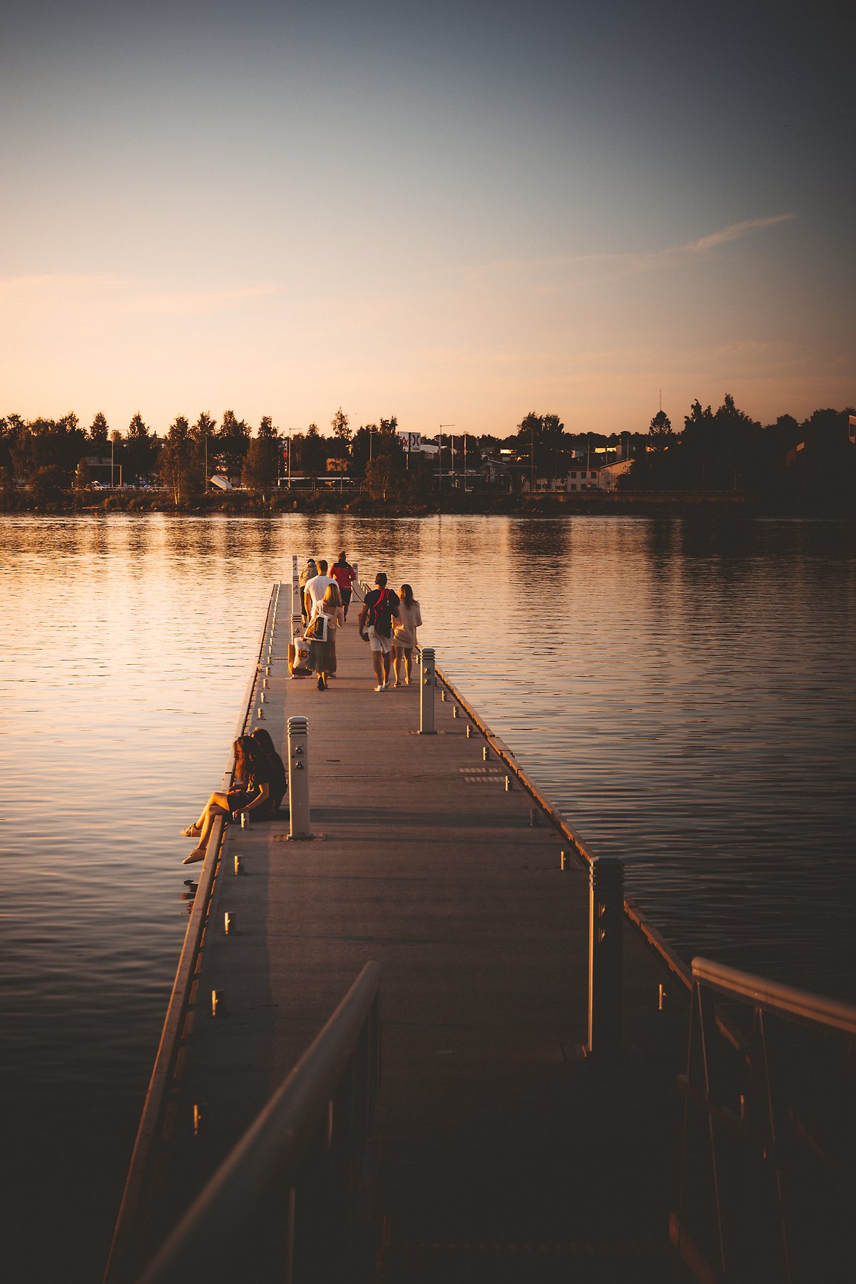 lulea sommar kvall brygga norra hamn manniskor