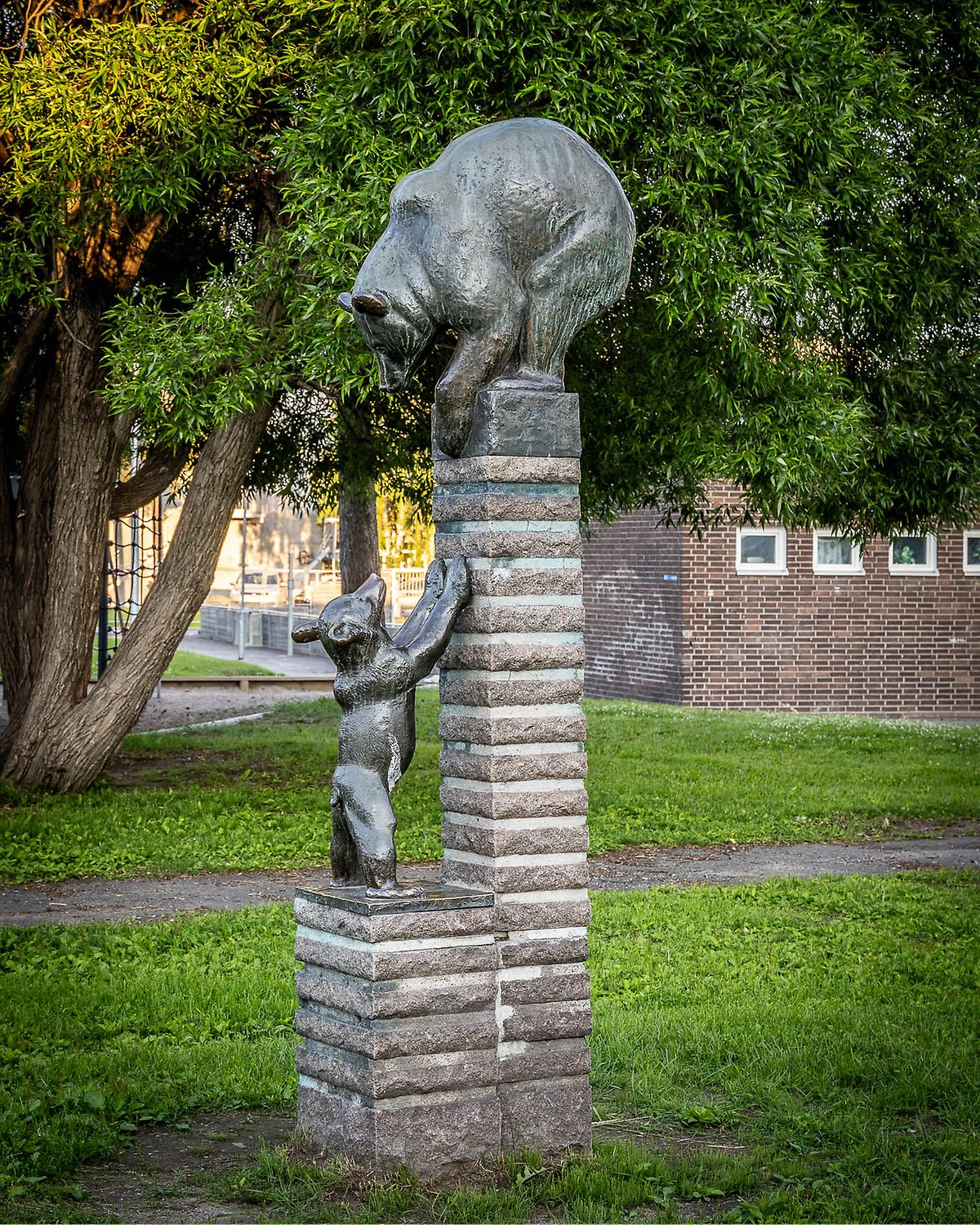 Vy över konstverket Björnar