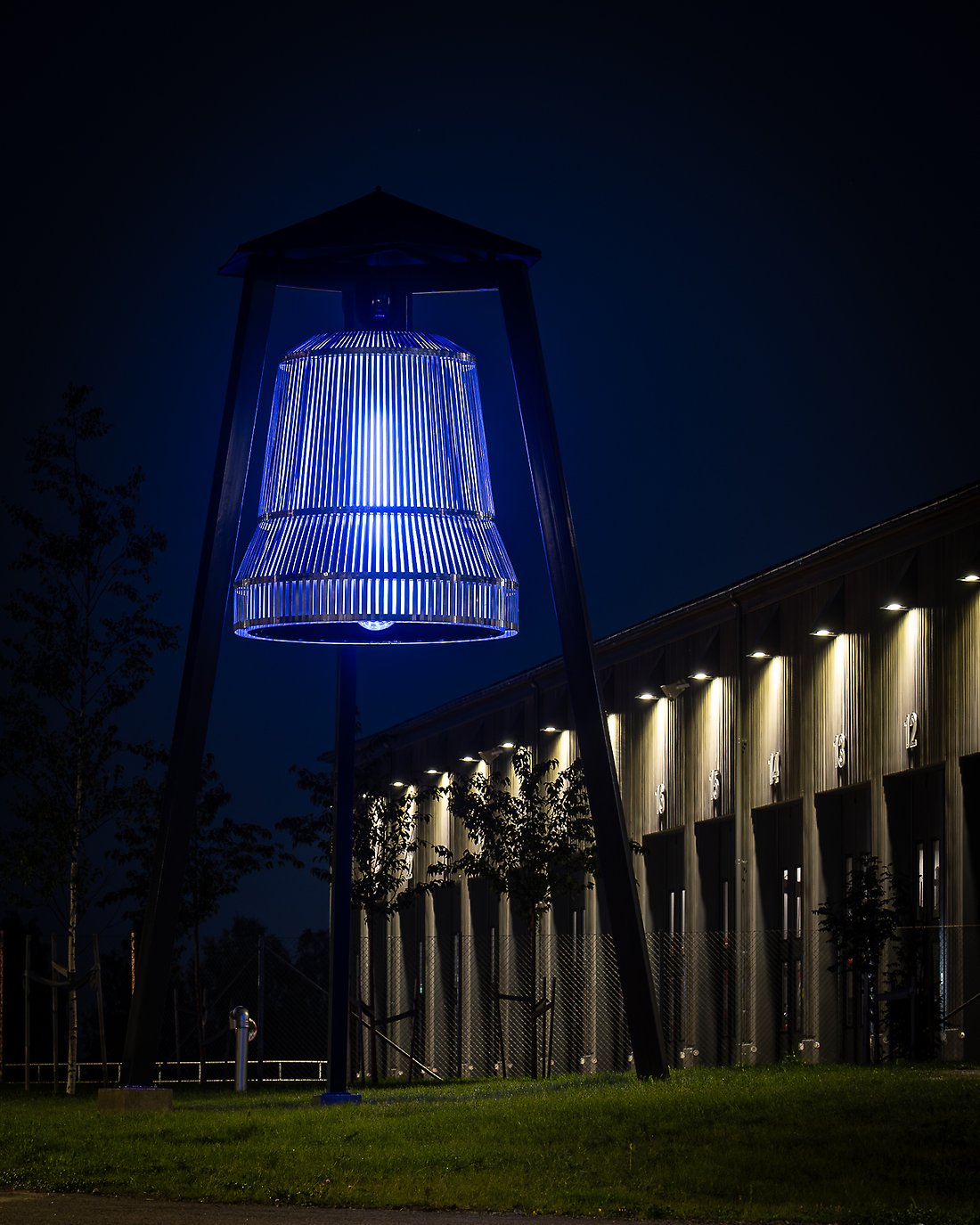 Konstverket Blåklocka på natten då skulpturen lyser blått