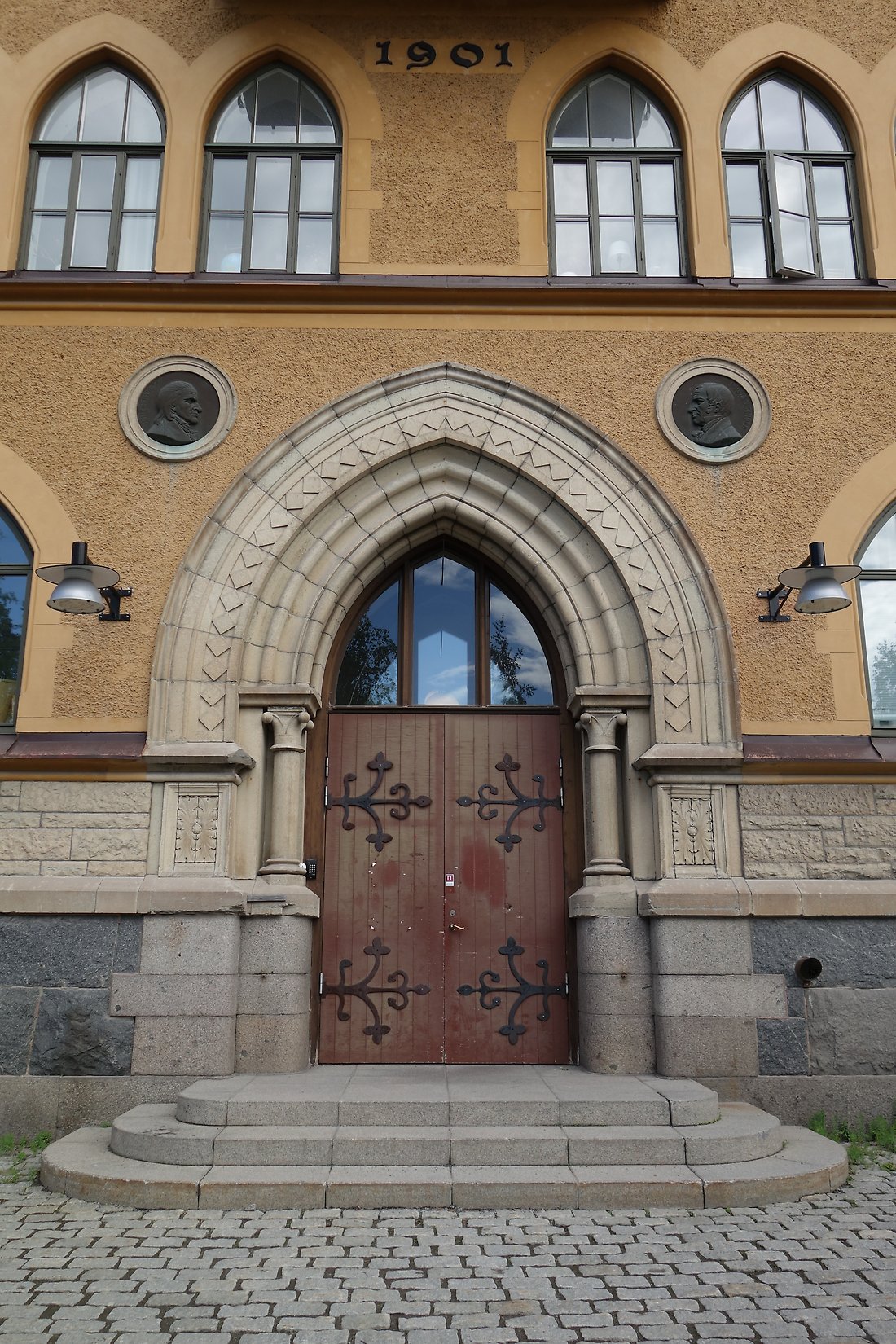 Bild på entréporten till Östra skolan i Luleå