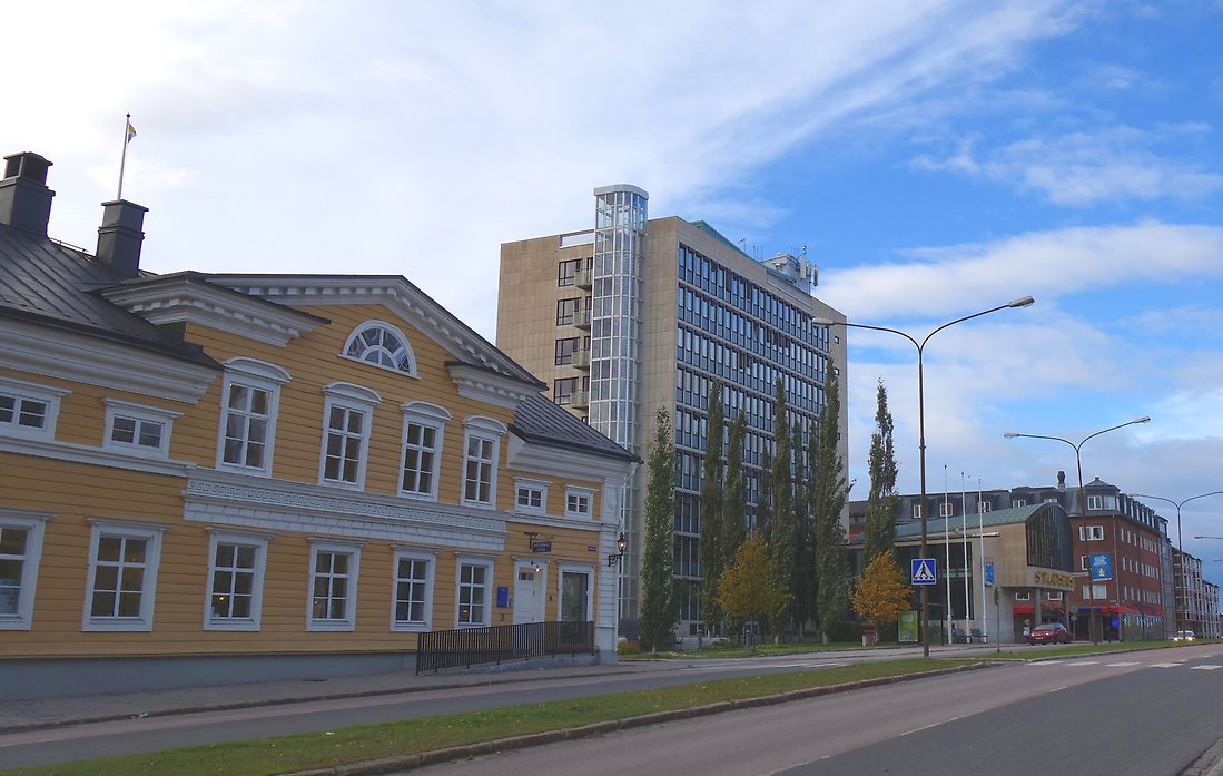 Bild på kontrasten mellan Bergströmska gården från 1800 och stadshuset byggt på 50-talet