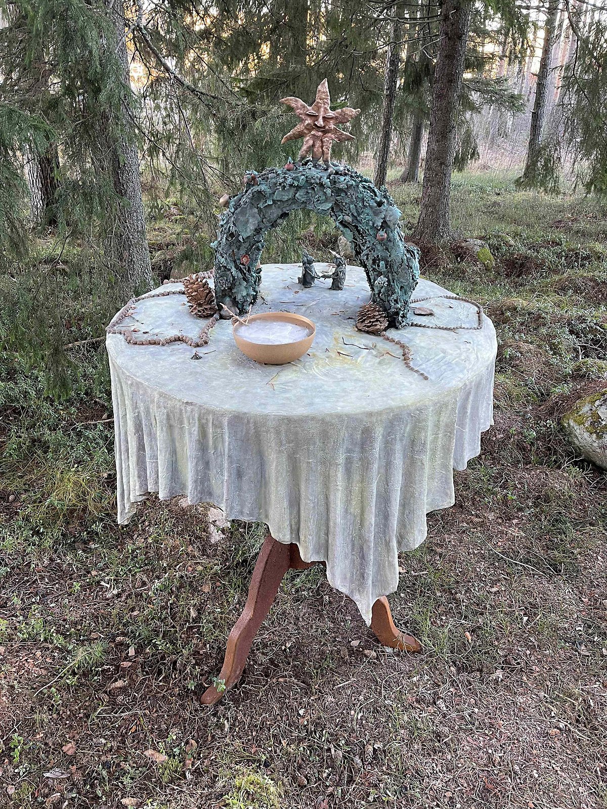 Konstverket Beltane i omgivande skog