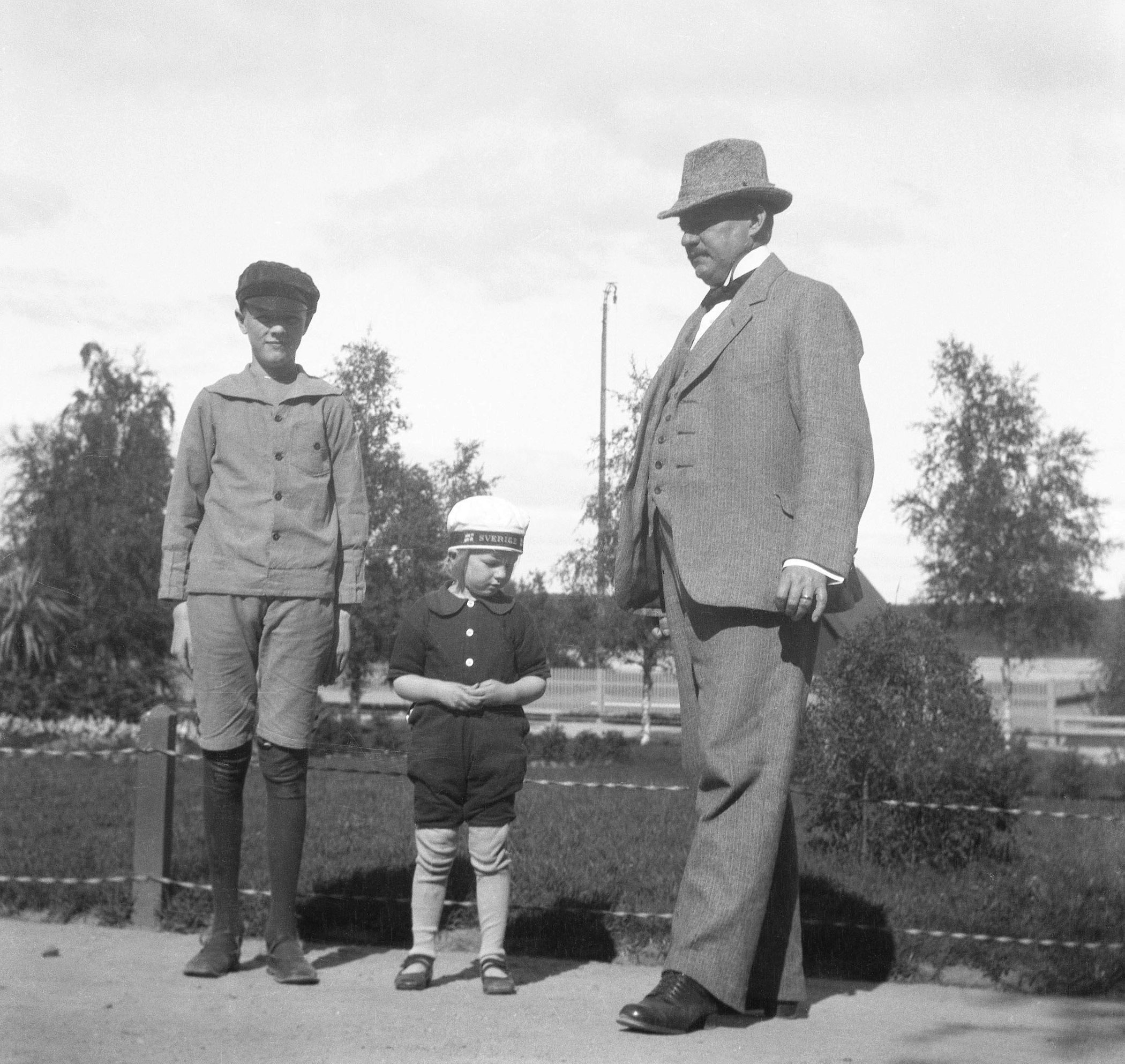 Promenad far och två söner på finpromenad.