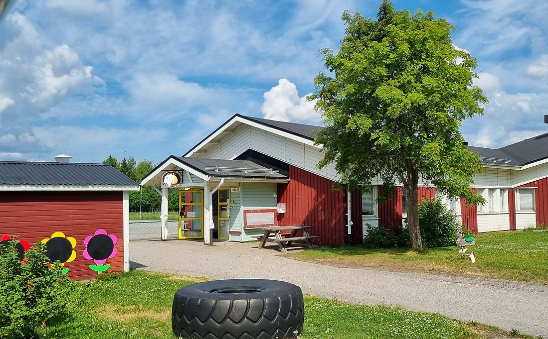 Utomhusmiljö Avans förskola, ingången till förskolan och en del av förskolans gård