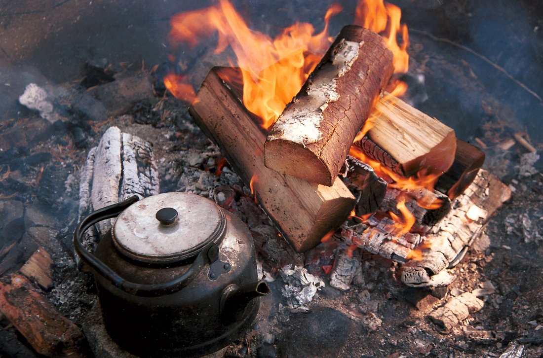 Bild på kaffe som kokas över öppen eld