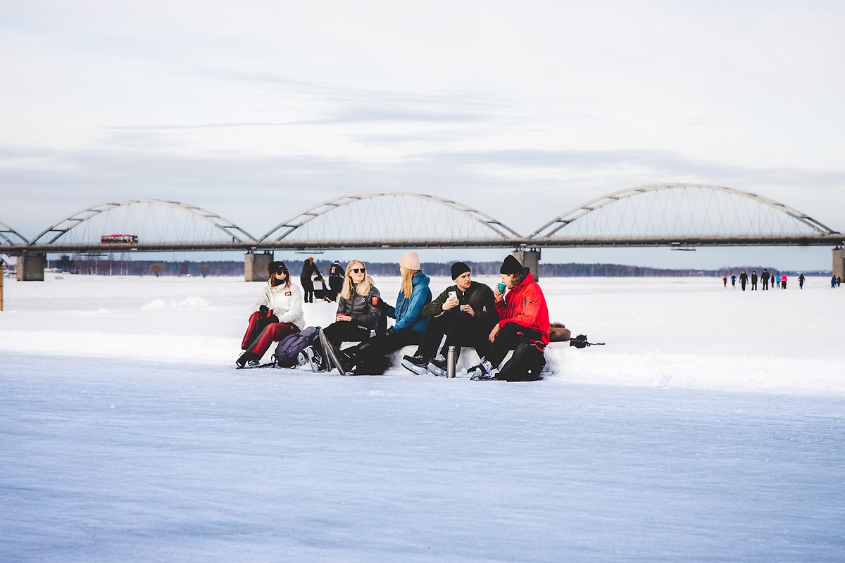 lulea_vinter_isbanan_tjej_barn_spark_bergnasbron_sno