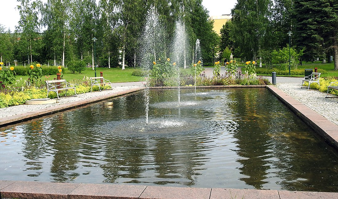 Vattenspegel med fontän framför museet. Fina sittplatser längs kanterna